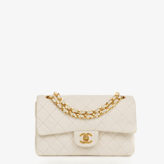 Chanel Kleine Klassische Vintage Doppelklappen Tasche Weiße Gequiltete Lammleder Mit 24K Goldbeschichtetem Zubehör