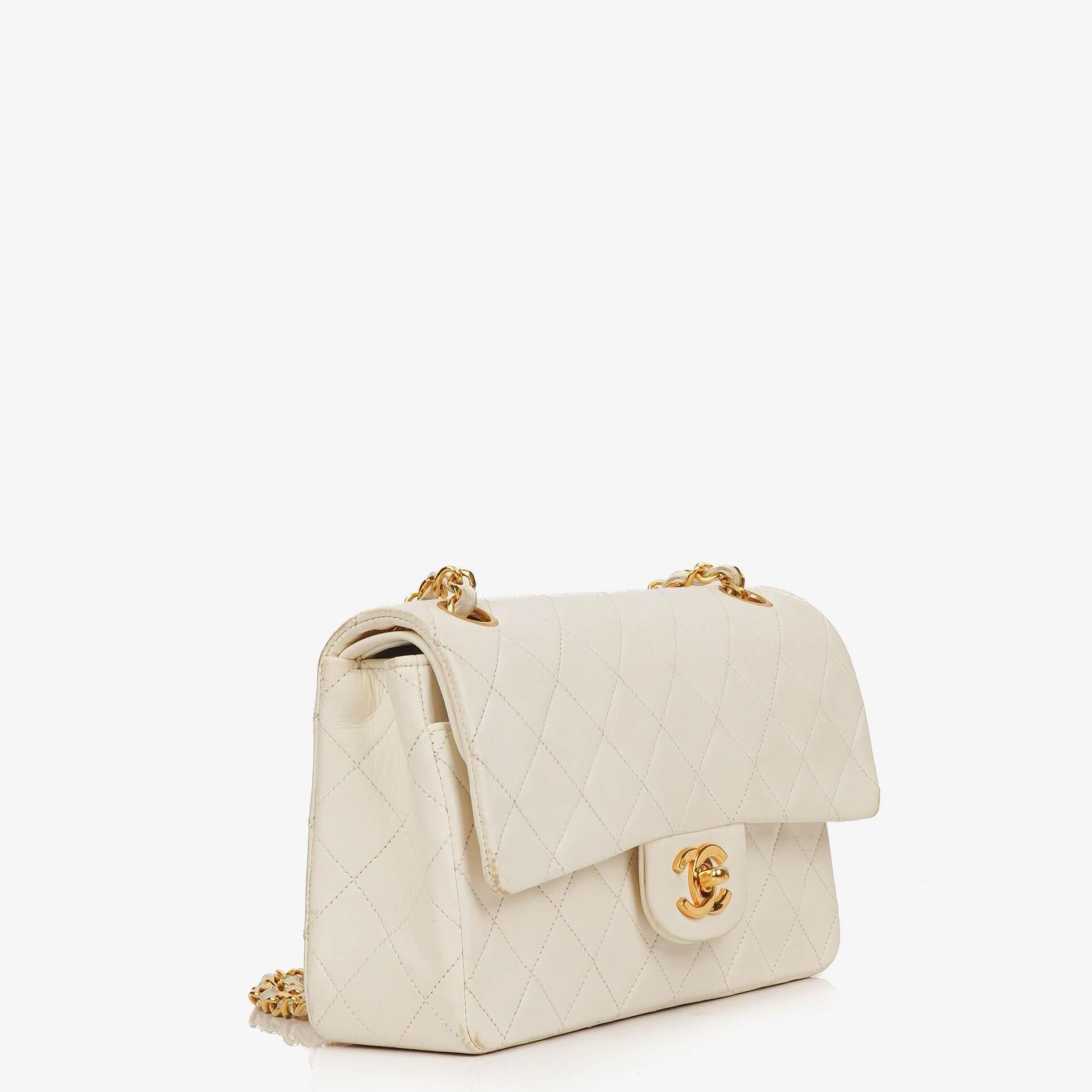 Chanel Kleine Klassische Vintage Doppelklappen Tasche Weiße Gequiltete Lammleder Mit 24K Goldbeschichtetem Zubehör