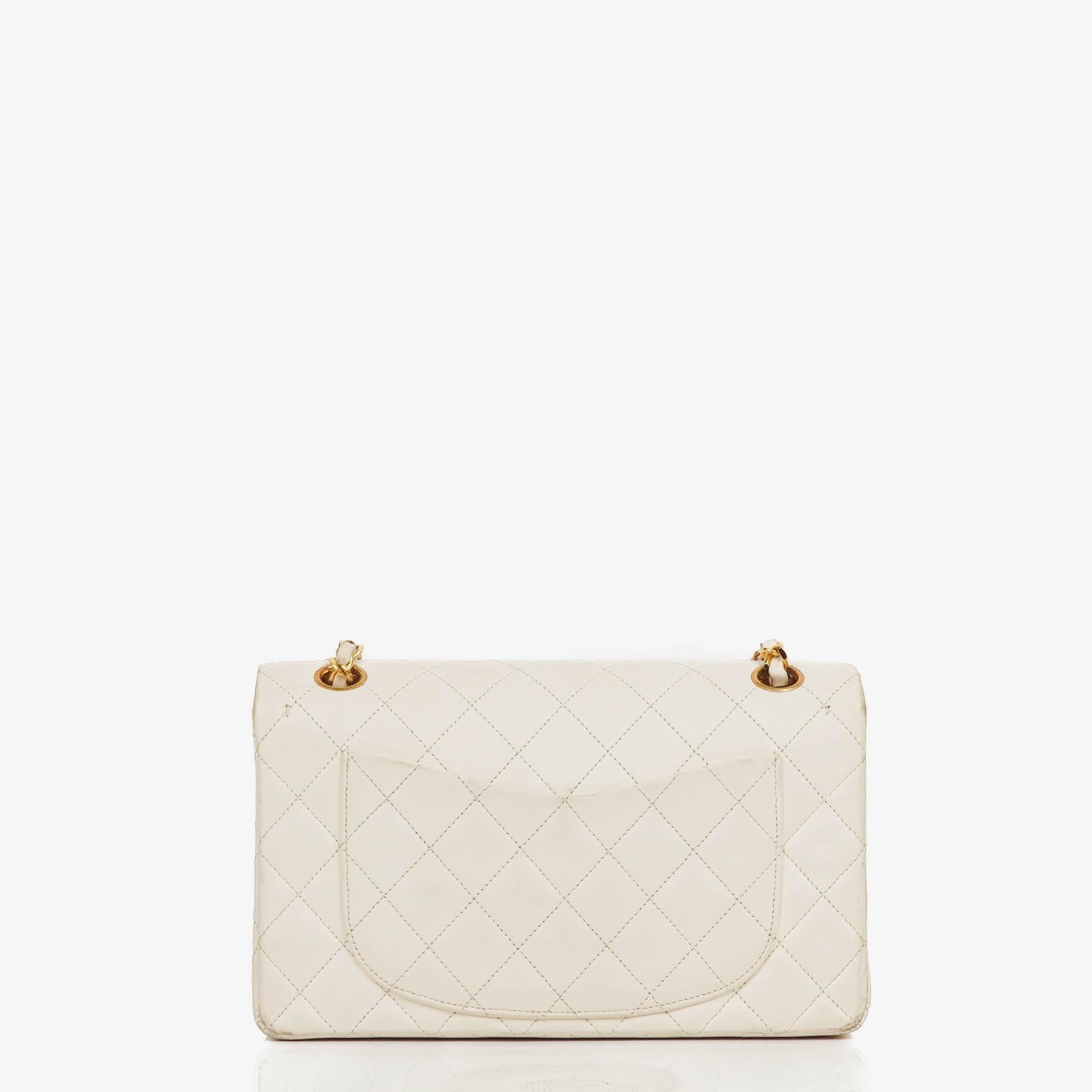 Chanel Kleine Klassische Vintage Doppelklappen Tasche Weiße Gequiltete Lammleder Mit 24K Goldbeschichtetem Zubehör