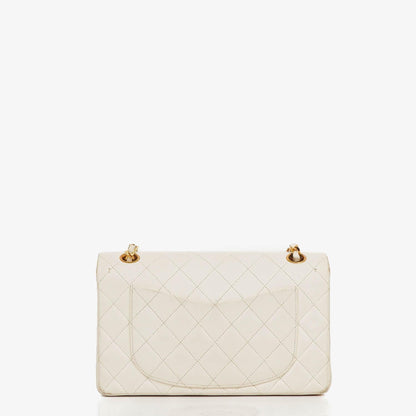Chanel Kleine Klassische Vintage Doppelklappen Tasche Weiße Gequiltete Lammleder Mit 24K Goldbeschichtetem Zubehör
