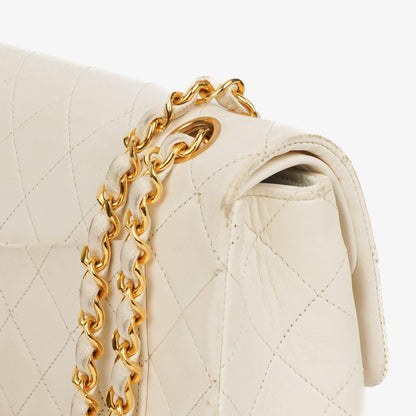 Chanel Kleine Klassische Vintage Doppelklappen Tasche Weiße Gequiltete Lammleder Mit 24K Goldbeschichtetem Zubehör