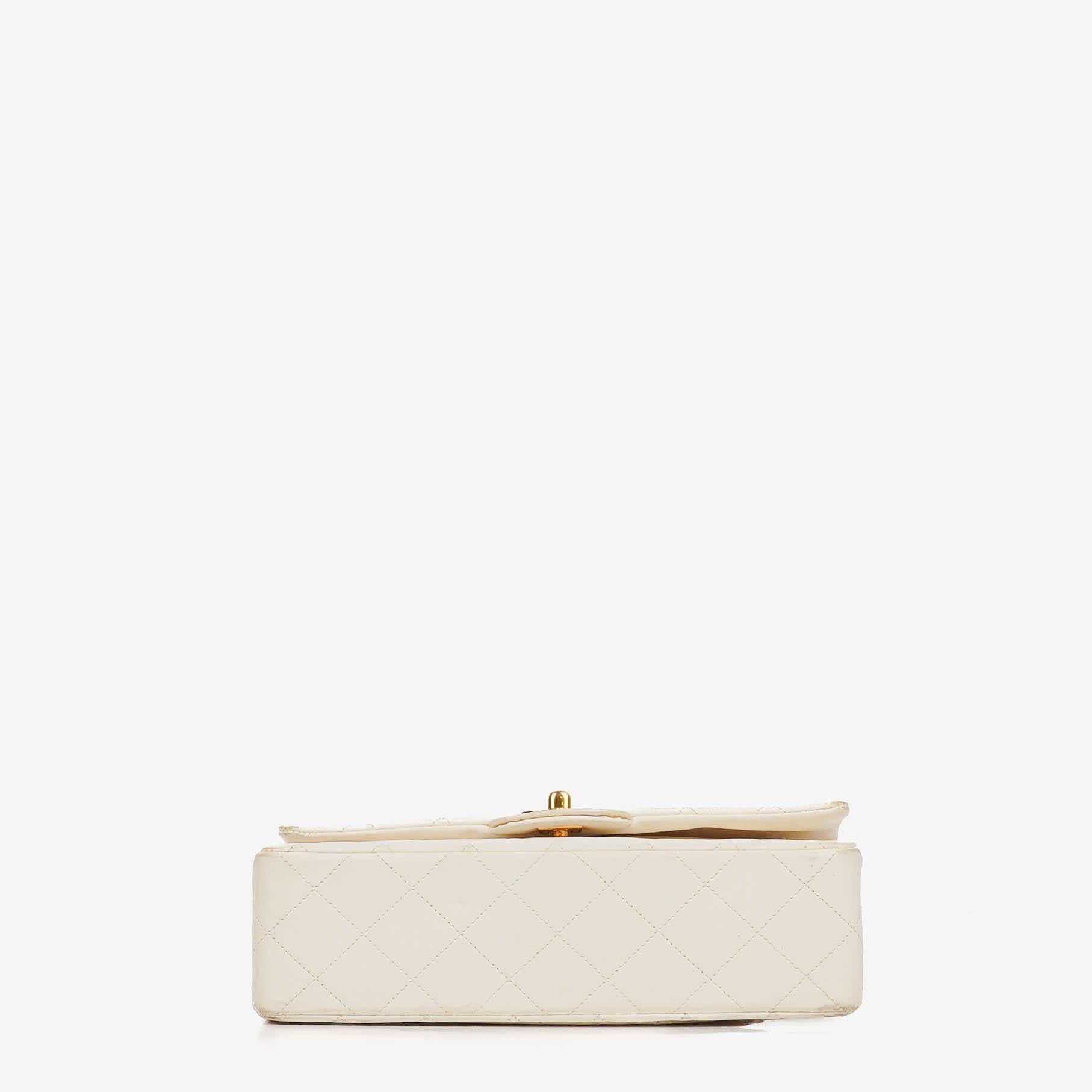 Chanel Kleine Klassische Vintage Doppelklappen Tasche Weiße Gequiltete Lammleder Mit 24K Goldbeschichtetem Zubehör