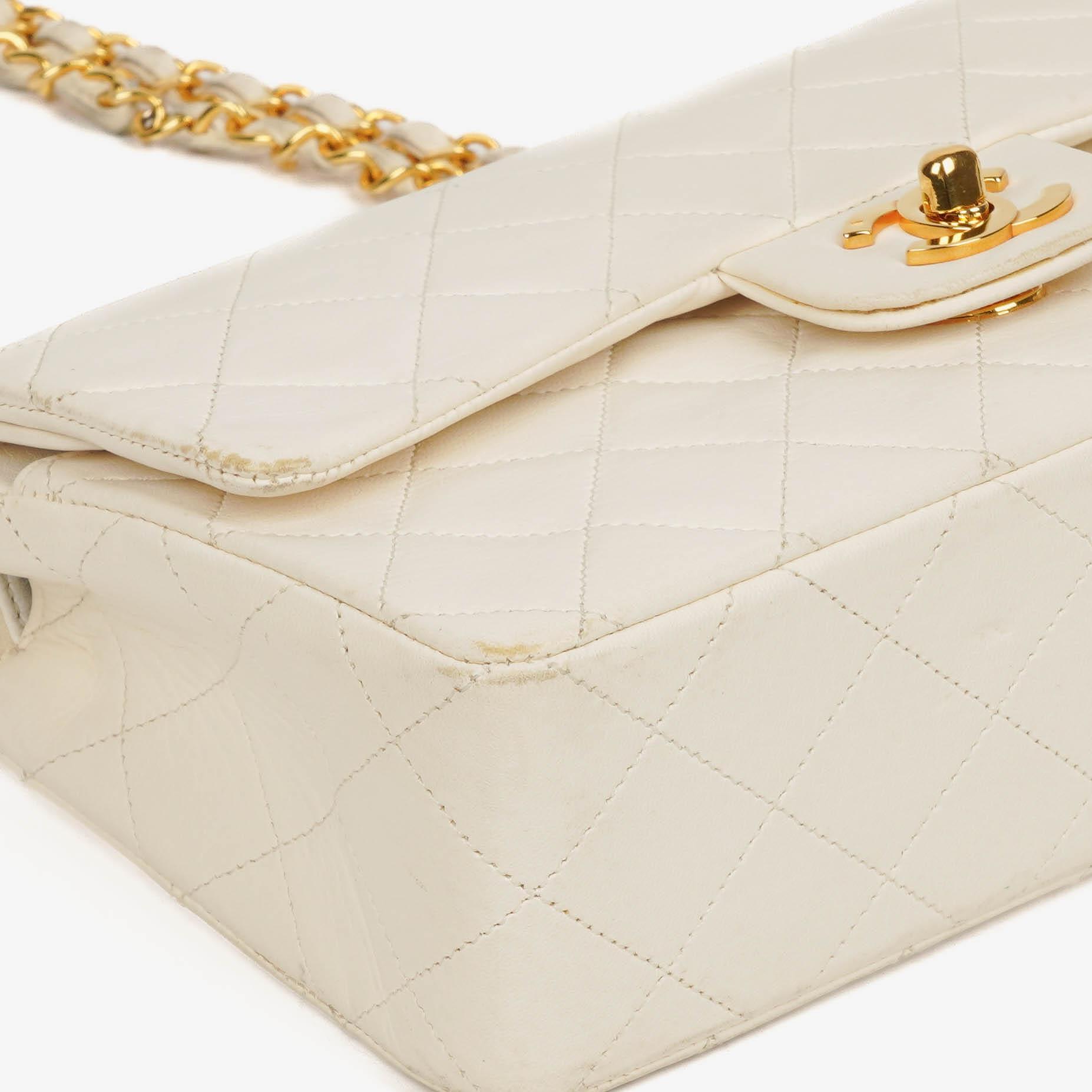 Chanel Kleine Klassische Vintage Doppelklappen Tasche Weiße Gequiltete Lammleder Mit 24K Goldbeschichtetem Zubehör