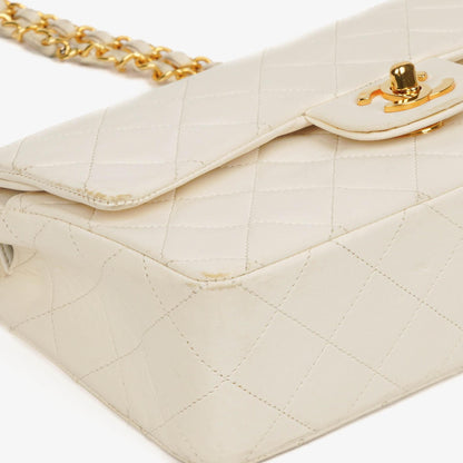 Chanel Kleine Klassische Vintage Doppelklappen Tasche Weiße Gequiltete Lammleder Mit 24K Goldbeschichtetem Zubehör