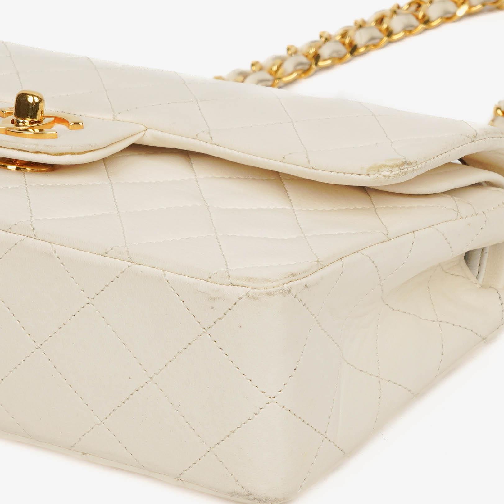 Chanel Kleine Klassische Vintage Doppelklappen Tasche Weiße Gequiltete Lammleder Mit 24K Goldbeschichtetem Zubehör