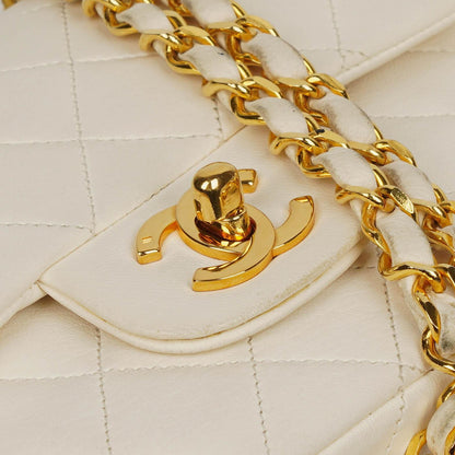 Chanel Kleine Klassische Vintage Doppelklappen Tasche Weiße Gequiltete Lammleder Mit 24K Goldbeschichtetem Zubehör