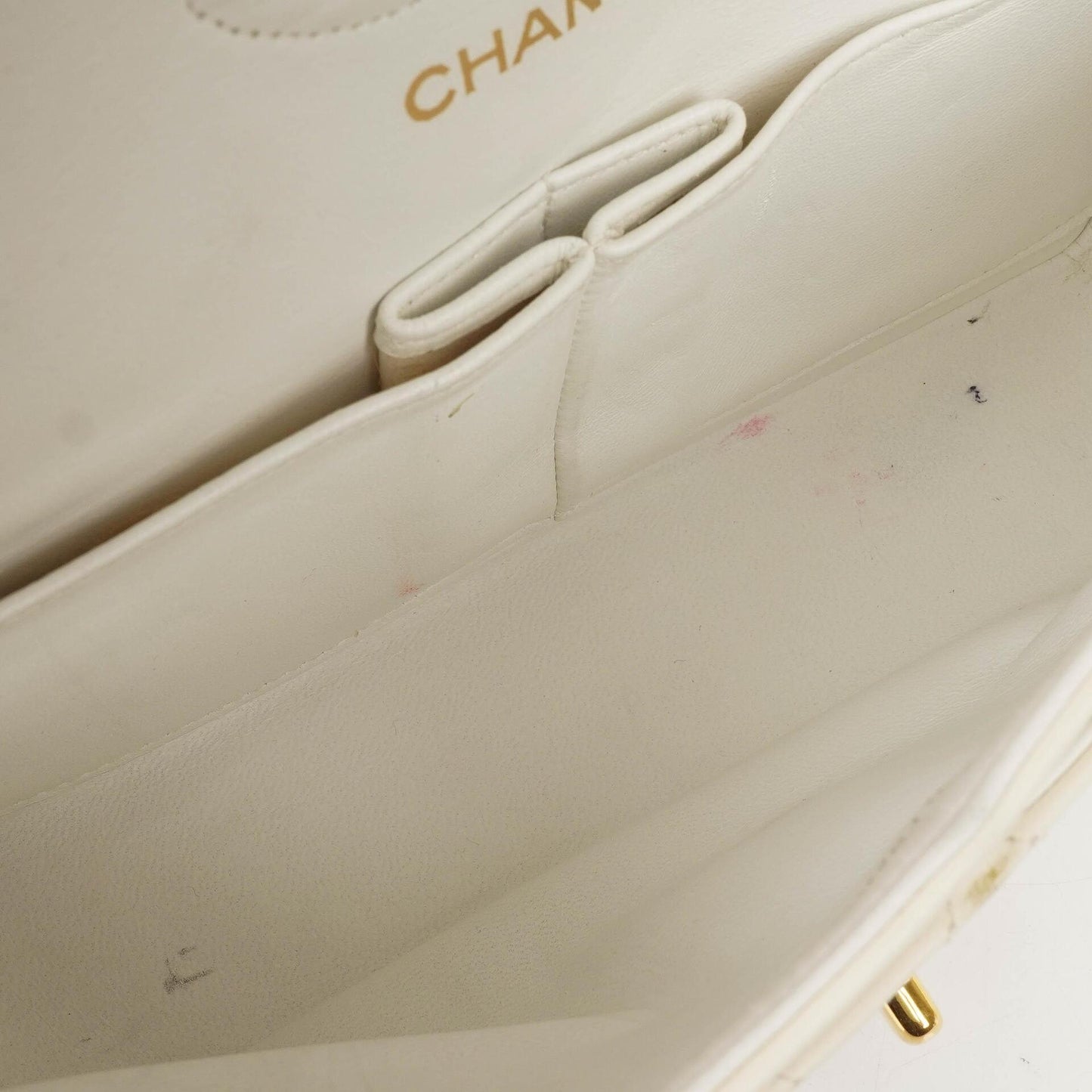 Chanel Kleine Klassische Vintage Doppelklappen Tasche Weiße Gequiltete Lammleder Mit 24K Goldbeschichtetem Zubehör
