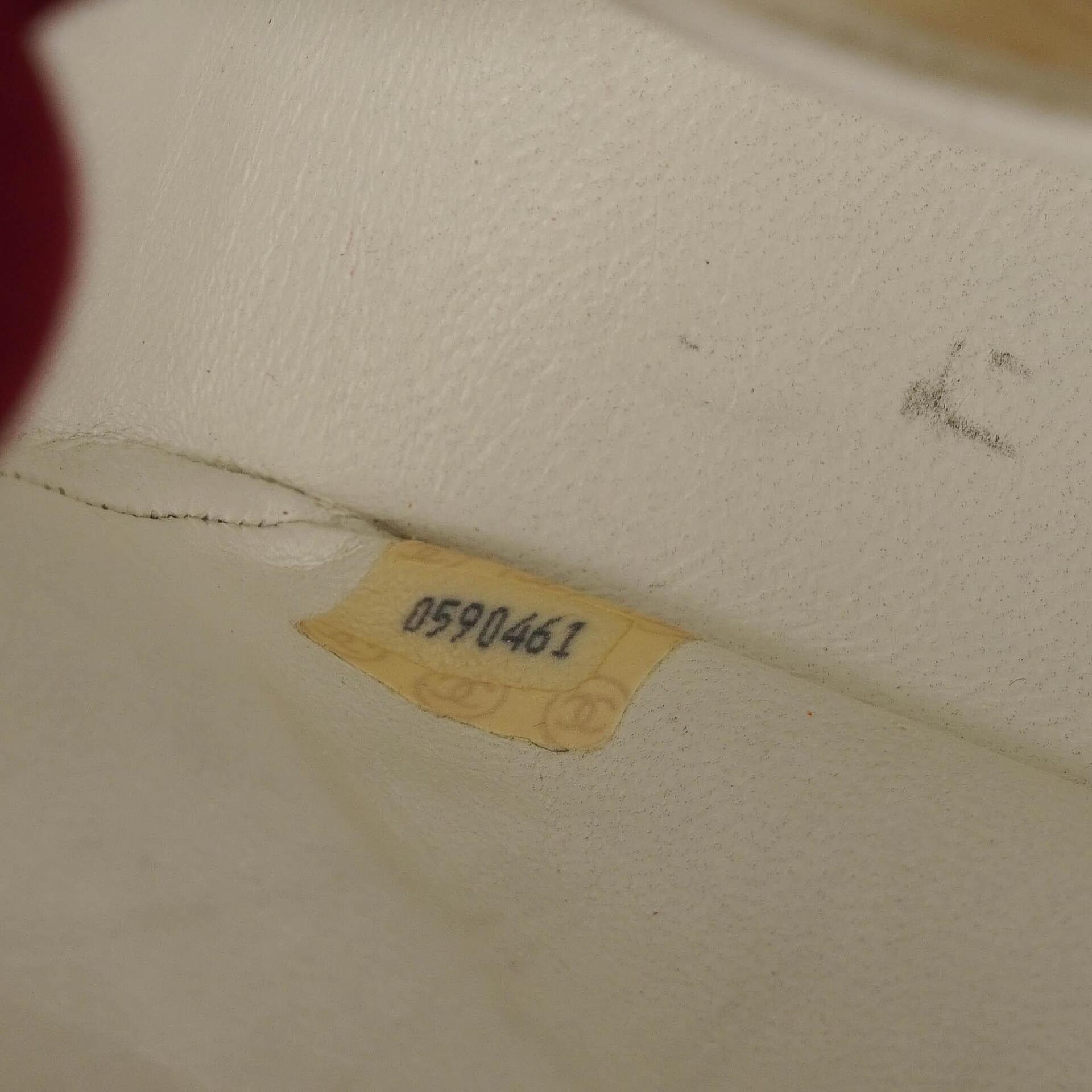 Chanel Kleine Klassische Vintage Doppelklappen Tasche Weiße Gequiltete Lammleder Mit 24K Goldbeschichtetem Zubehör