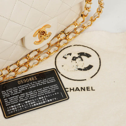 Chanel Kleine Klassische Vintage Doppelklappen Tasche Weiße Gequiltete Lammleder Mit 24K Goldbeschichtetem Zubehör