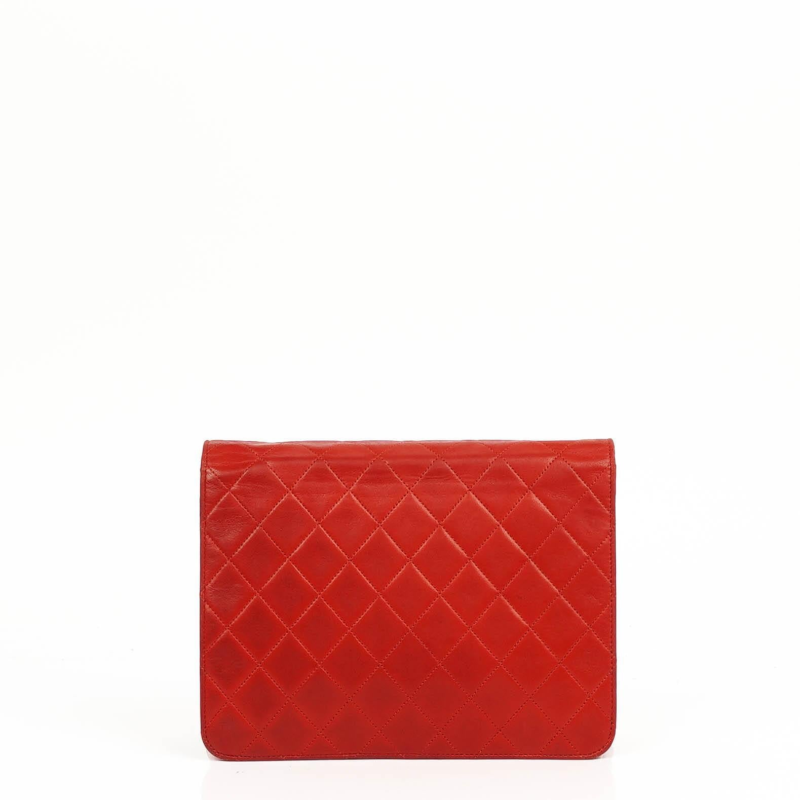 Chanel Kleine Klassische Vintage Rote Gequiltete Lammleder Einzelklappen Tasche Mit 24K Goldbeschichtetem Zubehör