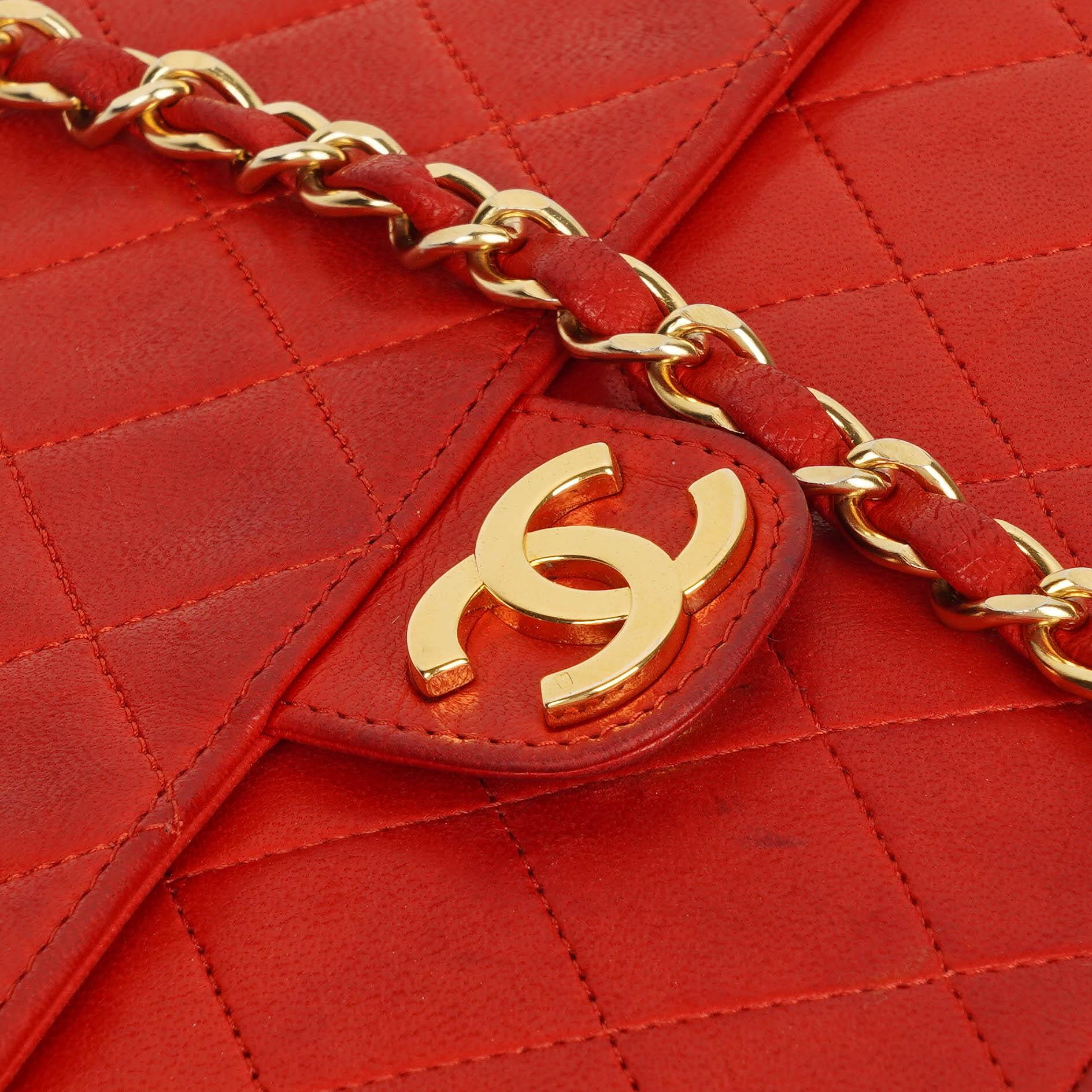 Chanel Kleine Klassische Vintage Rote Gequiltete Lammleder Einzelklappen Tasche Mit 24K Goldbeschichtetem Zubehör