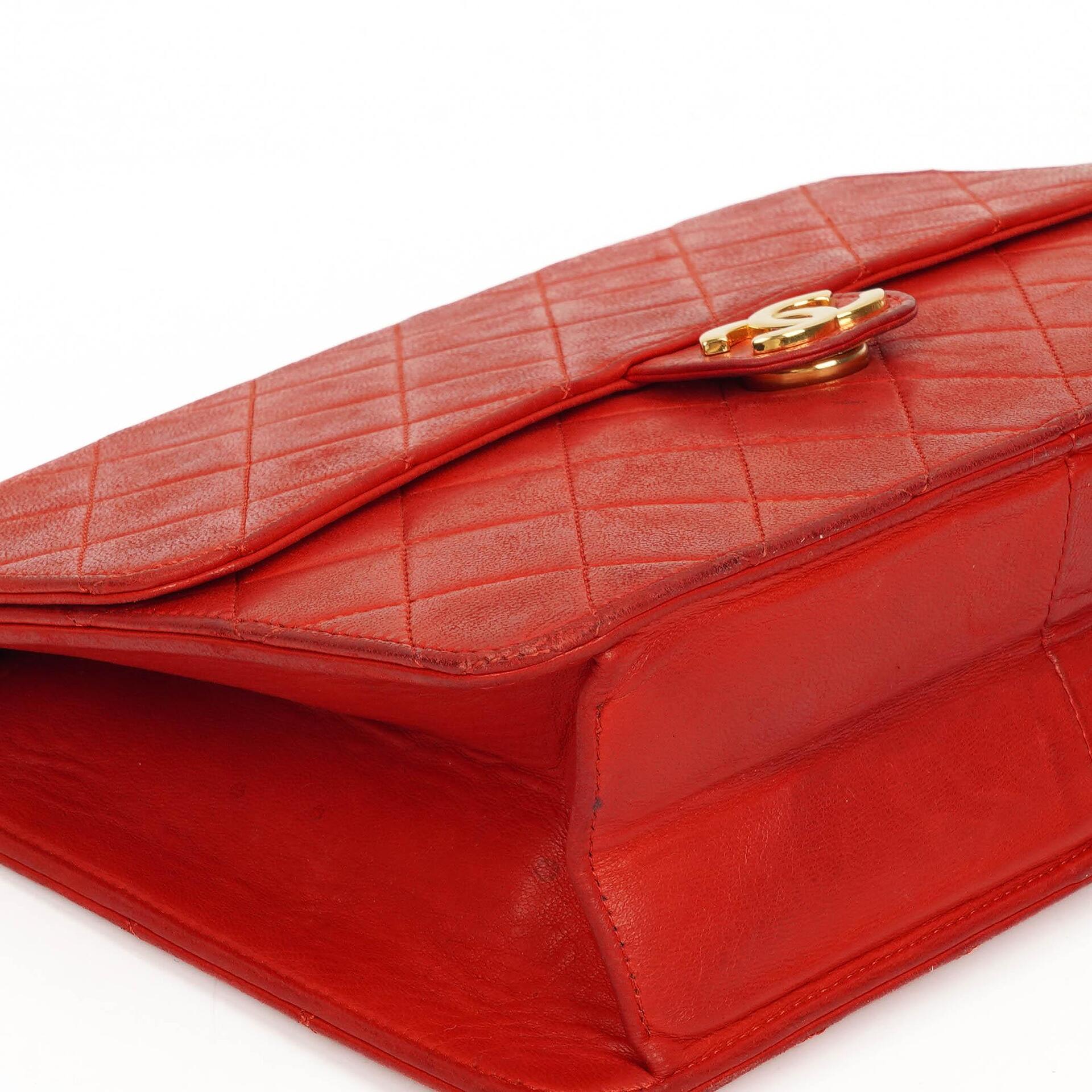 Chanel Kleine Klassische Vintage Rote Gequiltete Lammleder Einzelklappen Tasche Mit 24K Goldbeschichtetem Zubehör