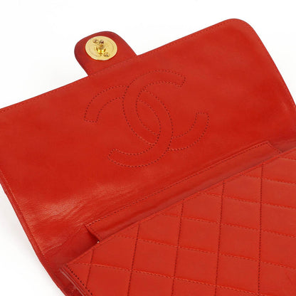 Chanel Kleine Klassische Vintage Rote Gequiltete Lammleder Einzelklappen Tasche Mit 24K Goldbeschichtetem Zubehör