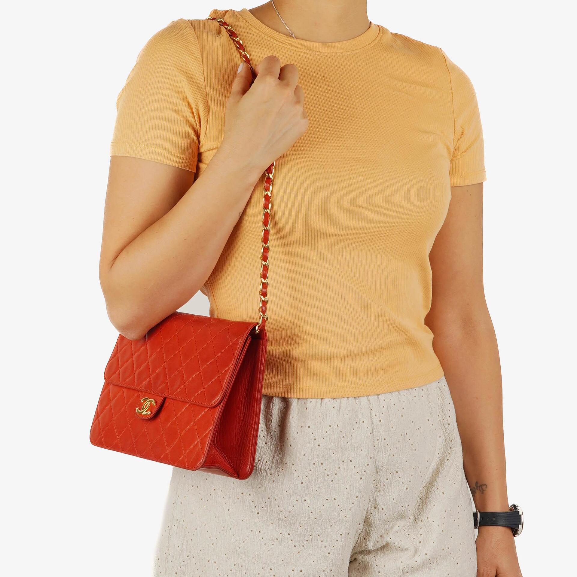Chanel Kleine Klassische Vintage Rote Gequiltete Lammleder Einzelklappen Tasche Mit 24K Goldbeschichtetem Zubehör