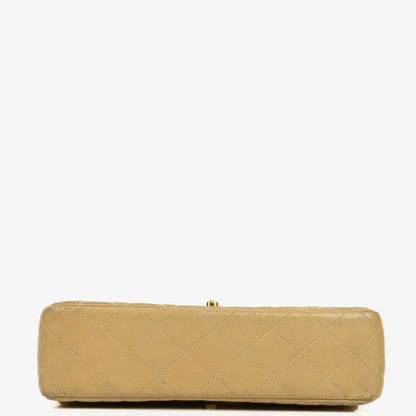 Chanel Small Double-Sided Flap Tasche aus beigem gestepptem Lammleder mit 24K vergoldeter Hardware