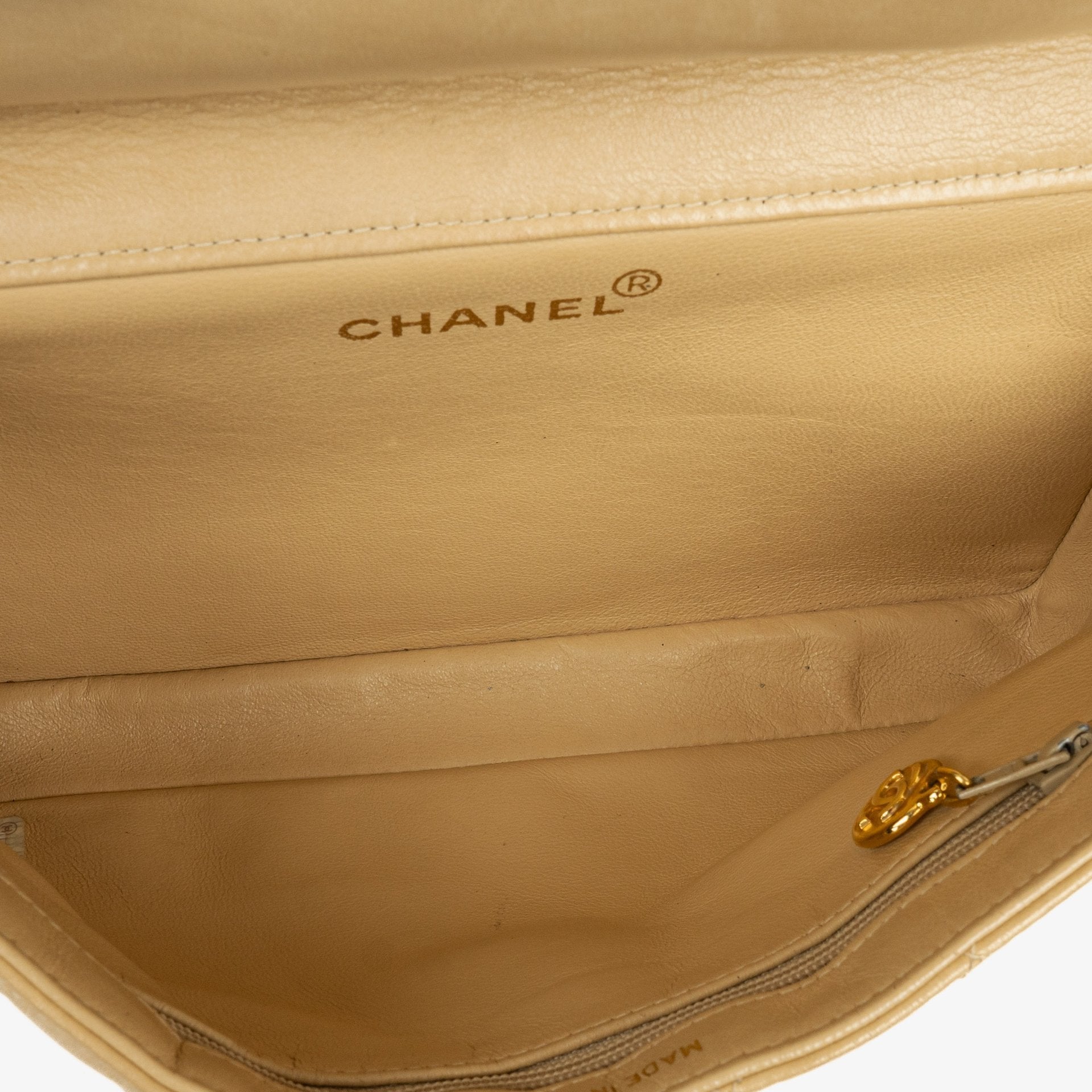 Chanel Small Double-Sided Flap Tasche aus beigem gestepptem Lammleder mit 24K vergoldeter Hardware