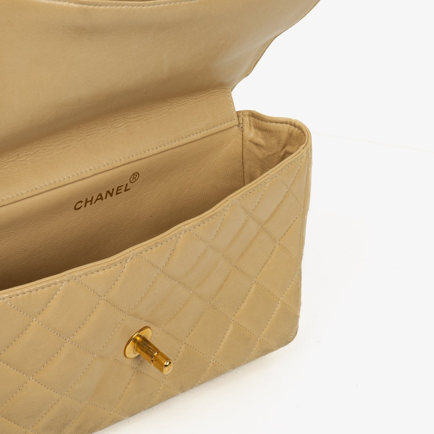 Chanel Small Double-Sided Flap Tasche aus beigem gestepptem Lammleder mit 24K vergoldeter Hardware