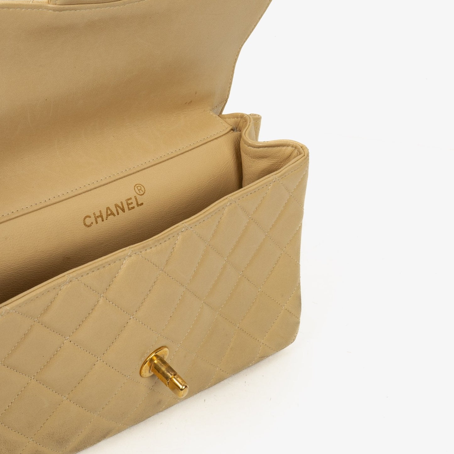 Chanel Small Double-Sided Flap Tasche aus beigem gestepptem Lammleder mit 24K vergoldeter Hardware