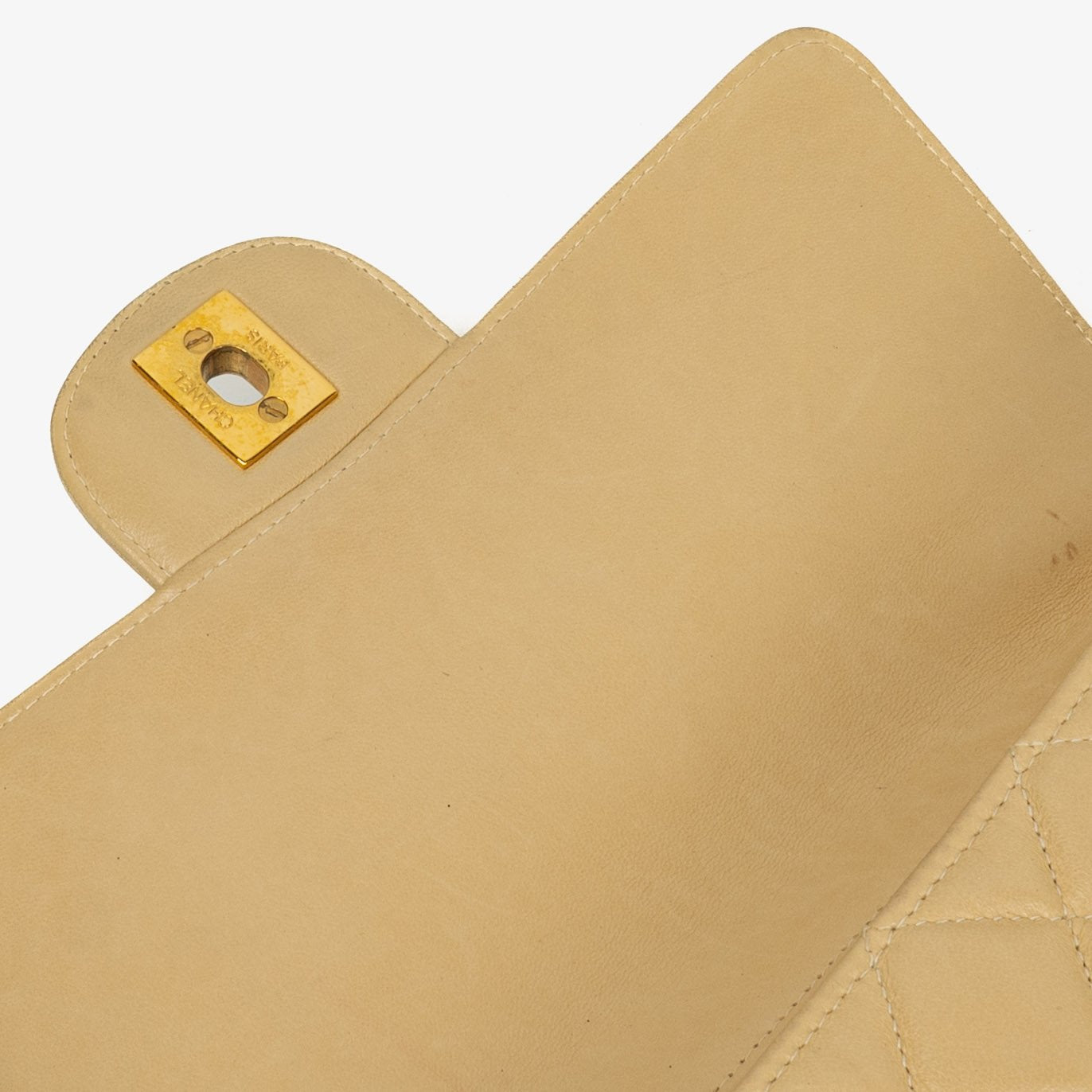 Chanel Small Double-Sided Flap Tasche aus beigem gestepptem Lammleder mit 24K vergoldeter Hardware