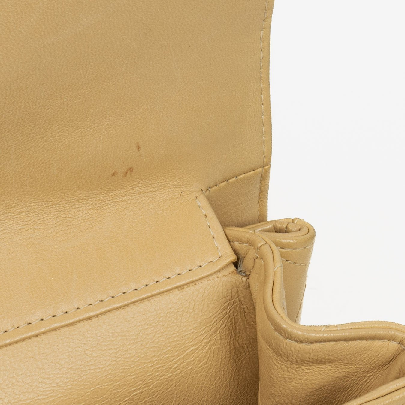 Chanel Small Double-Sided Flap Tasche aus beigem gestepptem Lammleder mit 24K vergoldeter Hardware