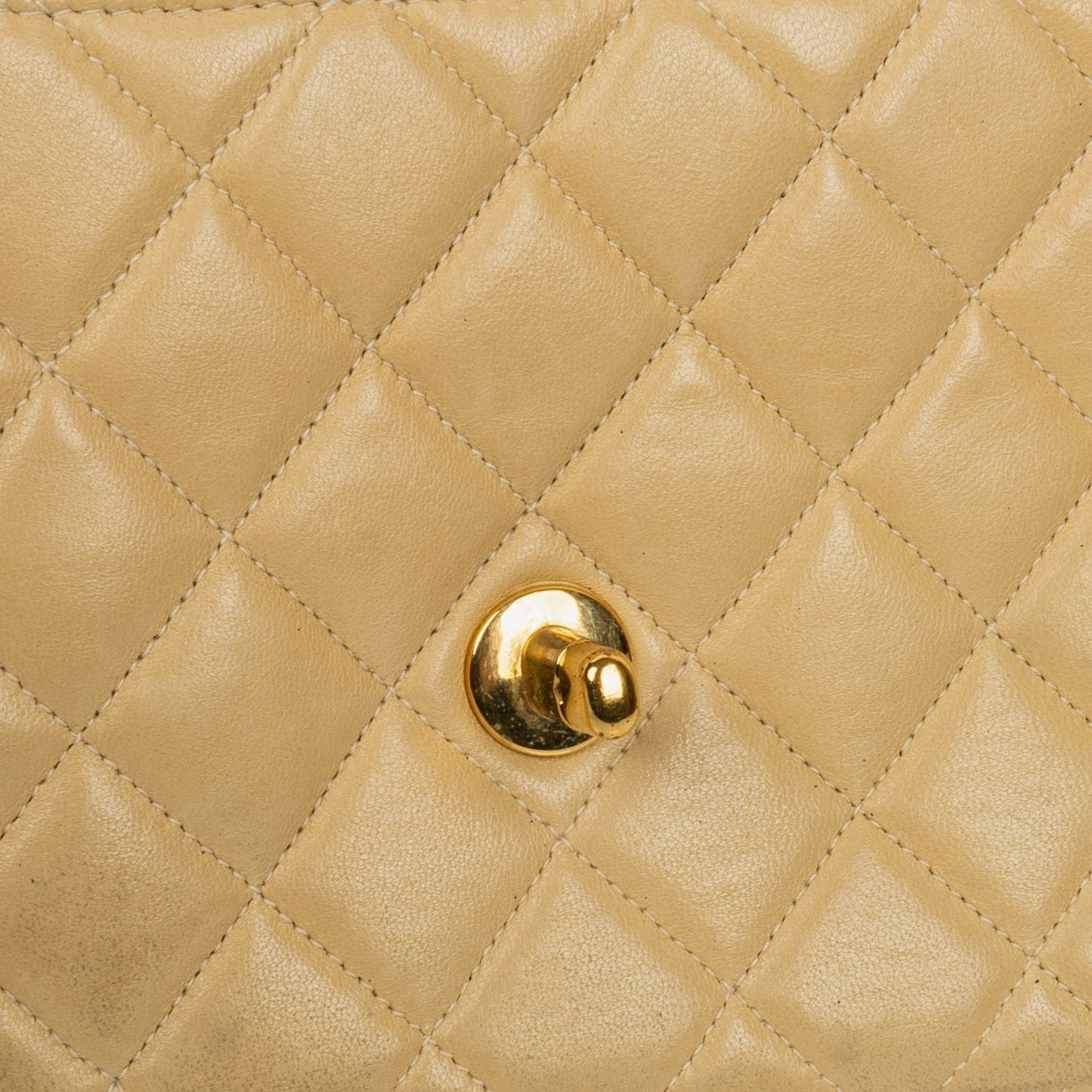 Chanel Small Double-Sided Flap Tasche aus beigem gestepptem Lammleder mit 24K vergoldeter Hardware