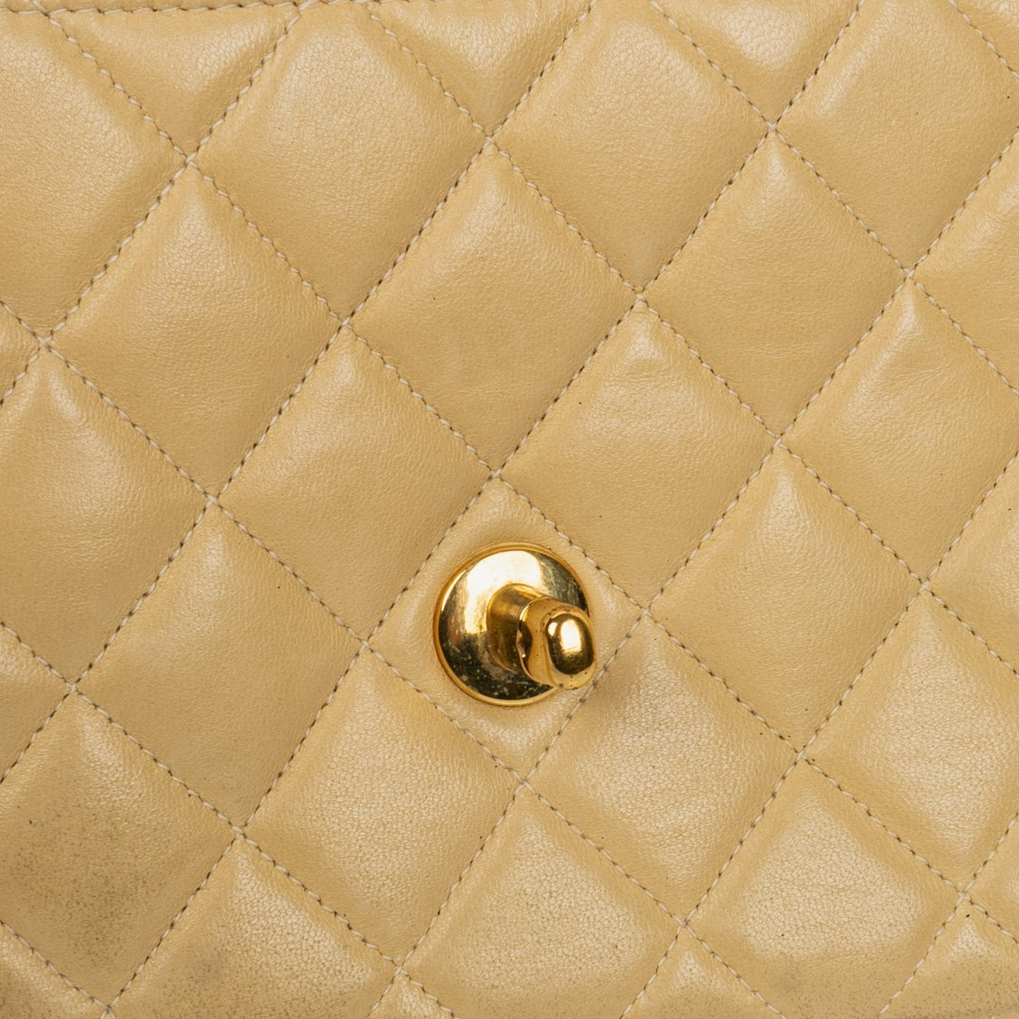 Chanel Small Double-Sided Flap Tasche aus beigem gestepptem Lammleder mit 24K vergoldeter Hardware