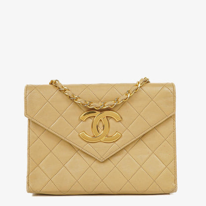 Chanel Small Envelope Maxi CC Logo Flap Bag aus beigem gestepptem Lammleder mit 24K vergoldeter Hardware