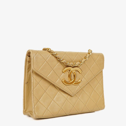 Chanel Small Envelope Maxi CC Logo Flap Bag aus beigem gestepptem Lammleder mit 24K vergoldeter Hardware