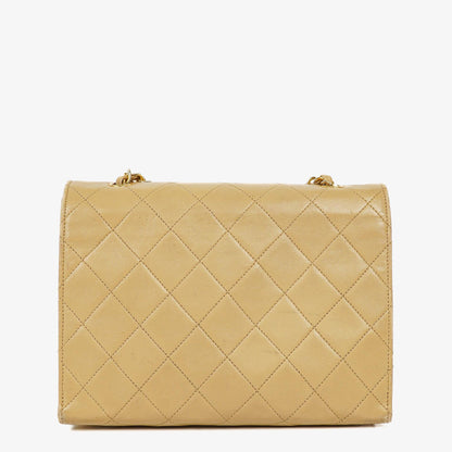 Chanel Small Envelope Maxi CC Logo Flap Bag aus beigem gestepptem Lammleder mit 24K vergoldeter Hardware