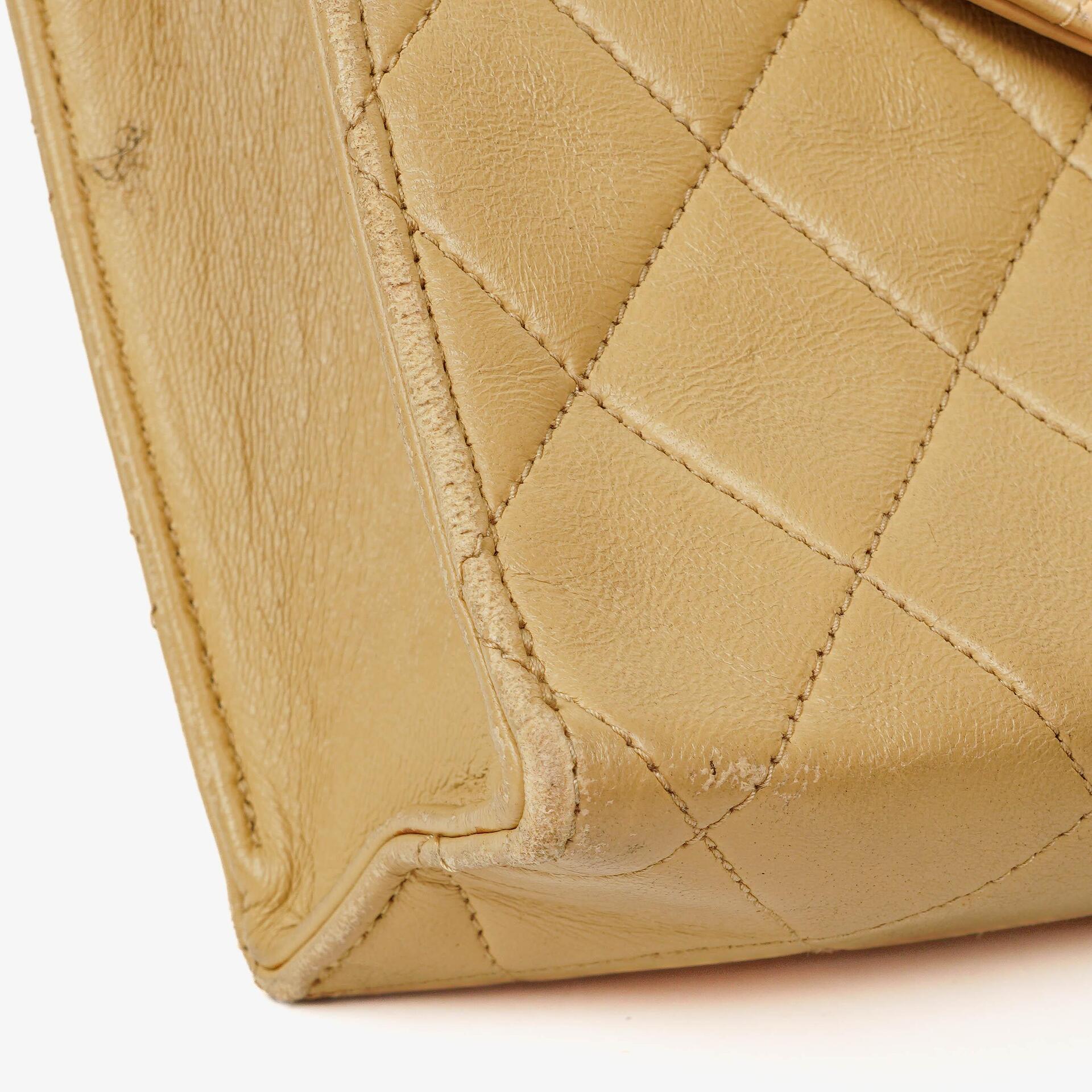 Chanel Small Envelope Maxi CC Logo Flap Bag aus beigem gestepptem Lammleder mit 24K vergoldeter Hardware