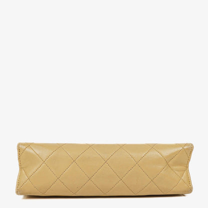 Chanel Small Envelope Maxi CC Logo Flap Bag aus beigem gestepptem Lammleder mit 24K vergoldeter Hardware