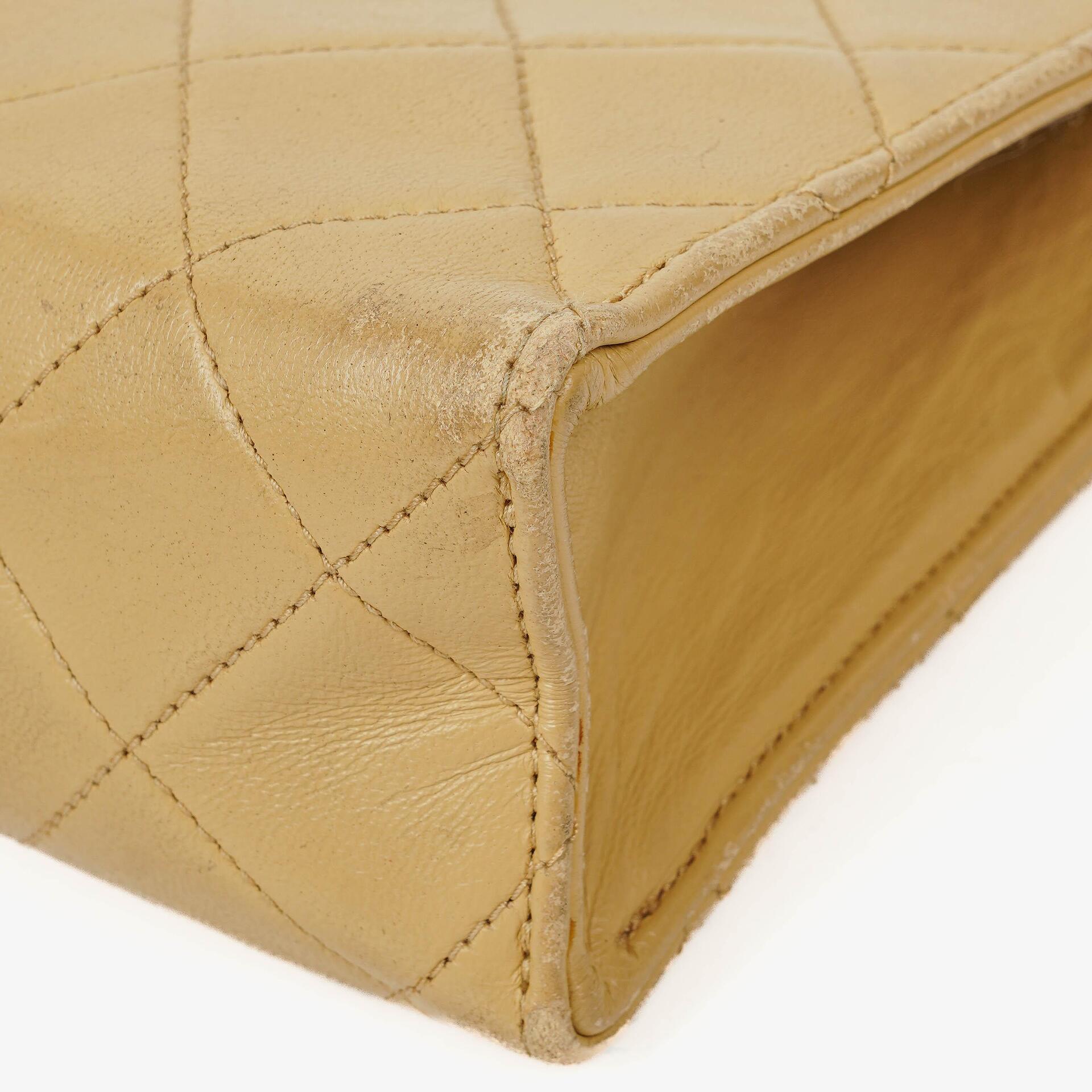 Chanel Small Envelope Maxi CC Logo Flap Bag aus beigem gestepptem Lammleder mit 24K vergoldeter Hardware