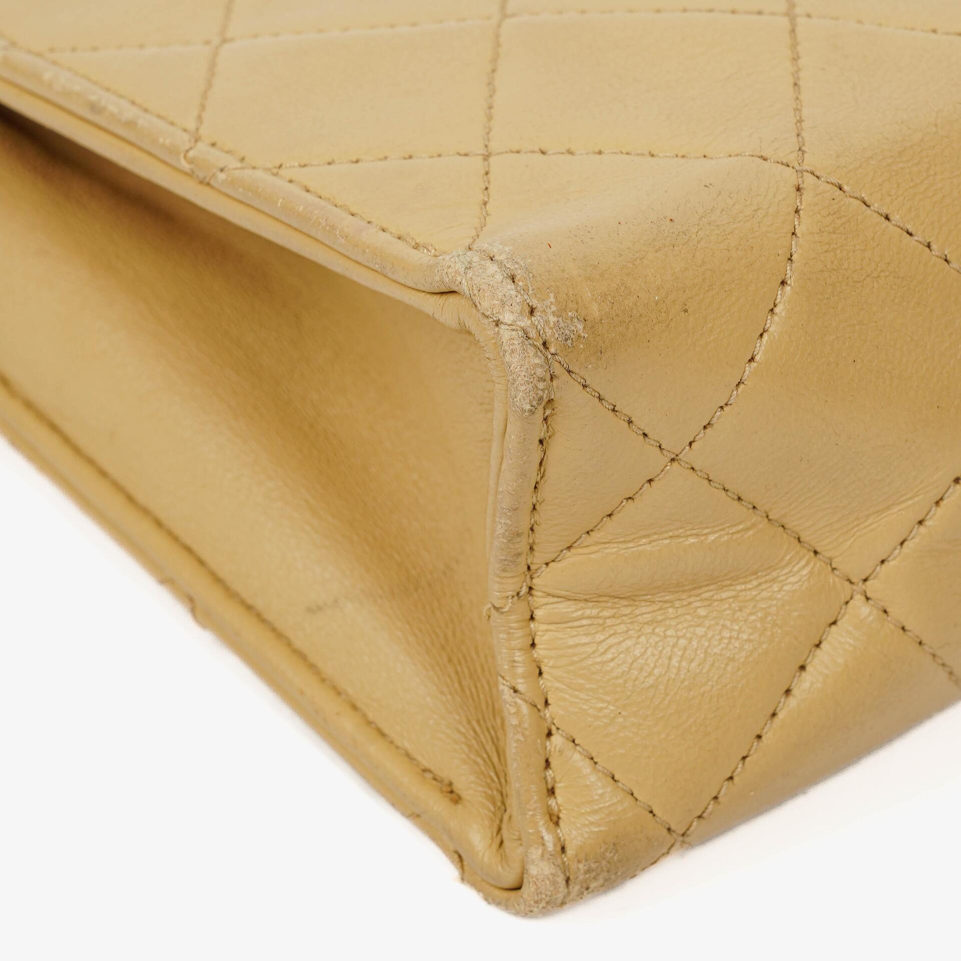 Chanel Small Envelope Maxi CC Logo Flap Bag aus beigem gestepptem Lammleder mit 24K vergoldeter Hardware