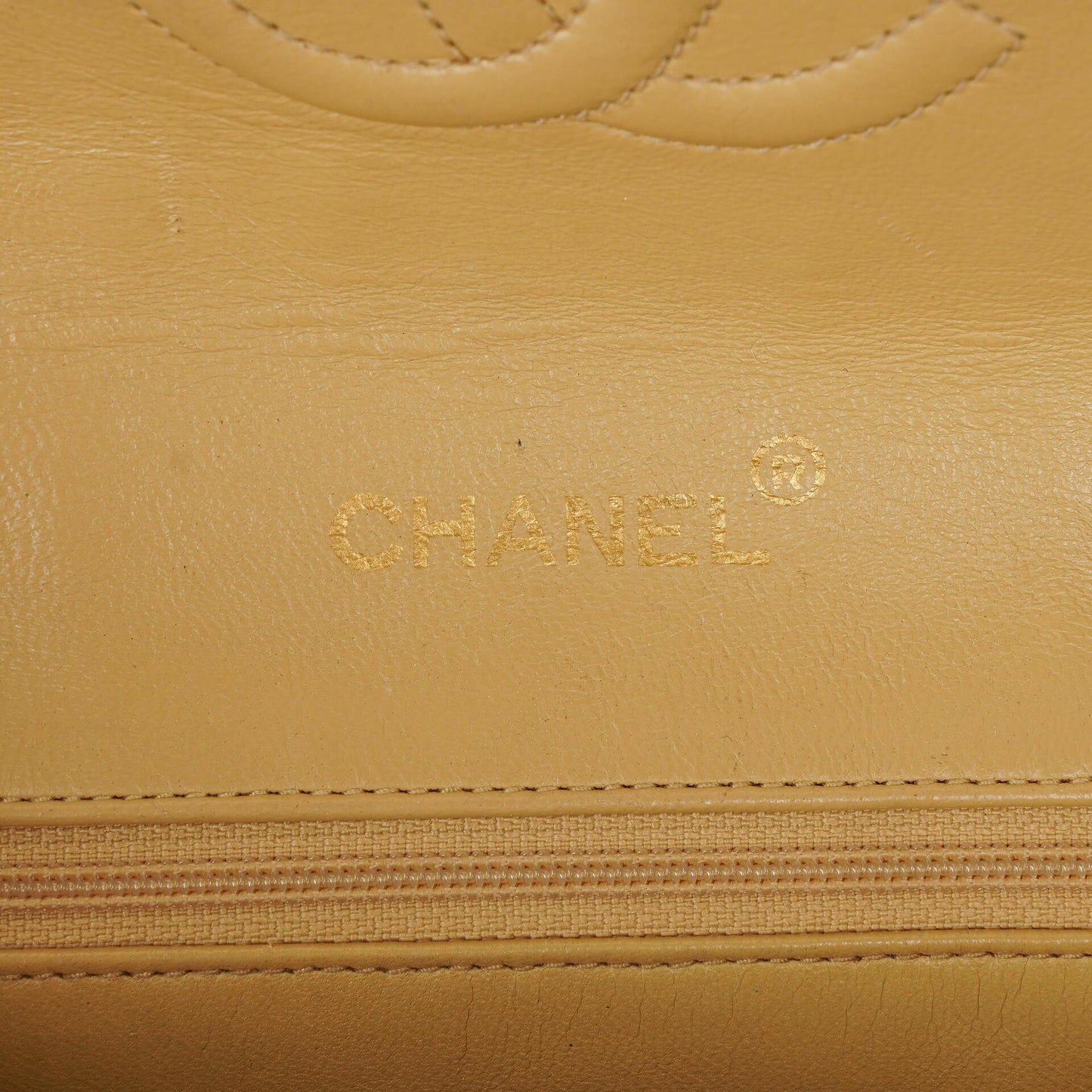 Chanel Small Envelope Maxi CC Logo Flap Bag aus beigem gestepptem Lammleder mit 24K vergoldeter Hardware