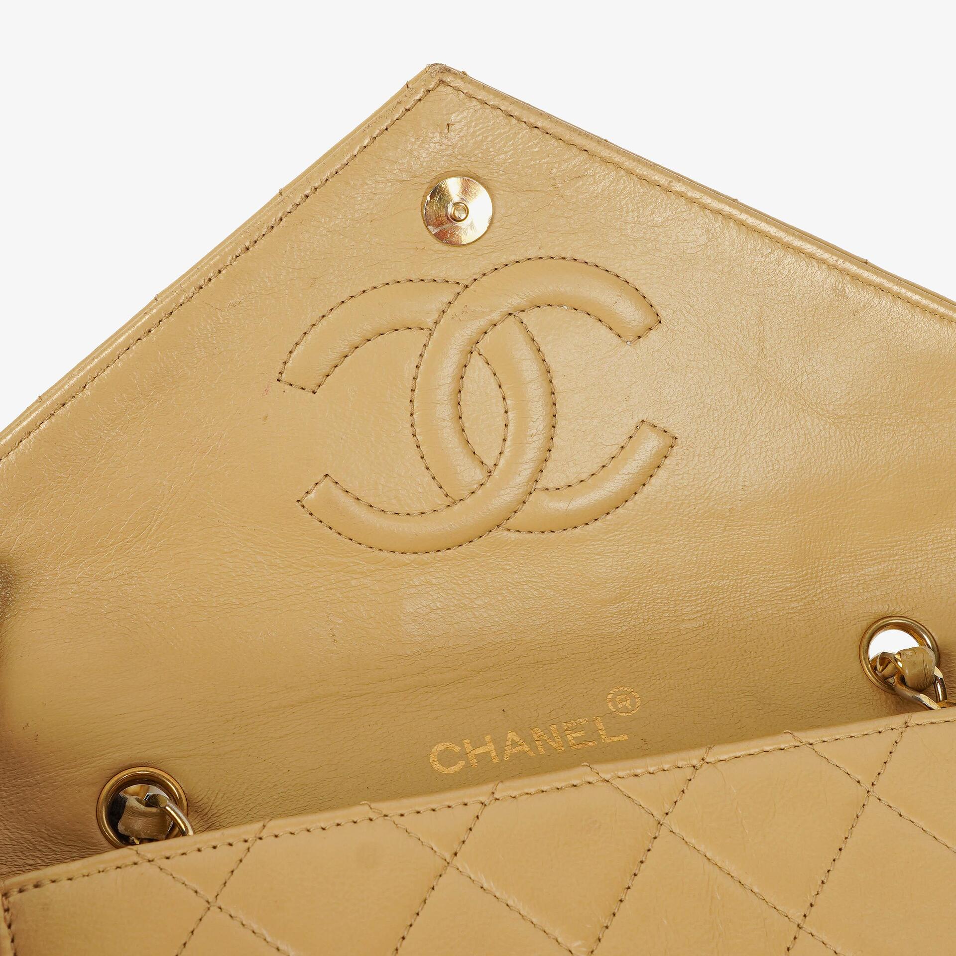 Chanel Small Envelope Maxi CC Logo Flap Bag aus beigem gestepptem Lammleder mit 24K vergoldeter Hardware