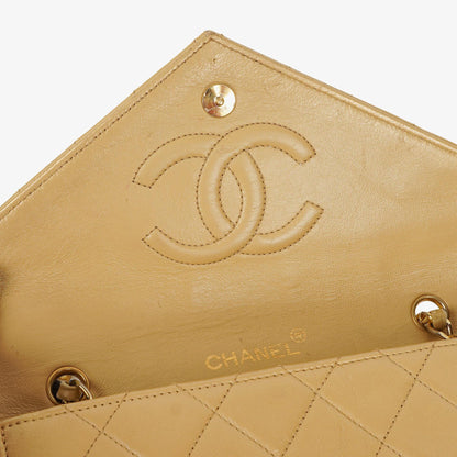 Chanel Small Envelope Maxi CC Logo Flap Bag aus beigem gestepptem Lammleder mit 24K vergoldeter Hardware