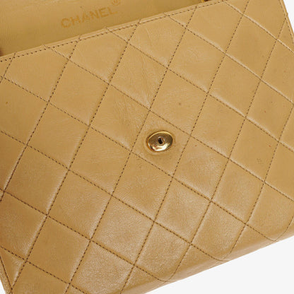 Chanel Small Envelope Maxi CC Logo Flap Bag aus beigem gestepptem Lammleder mit 24K vergoldeter Hardware