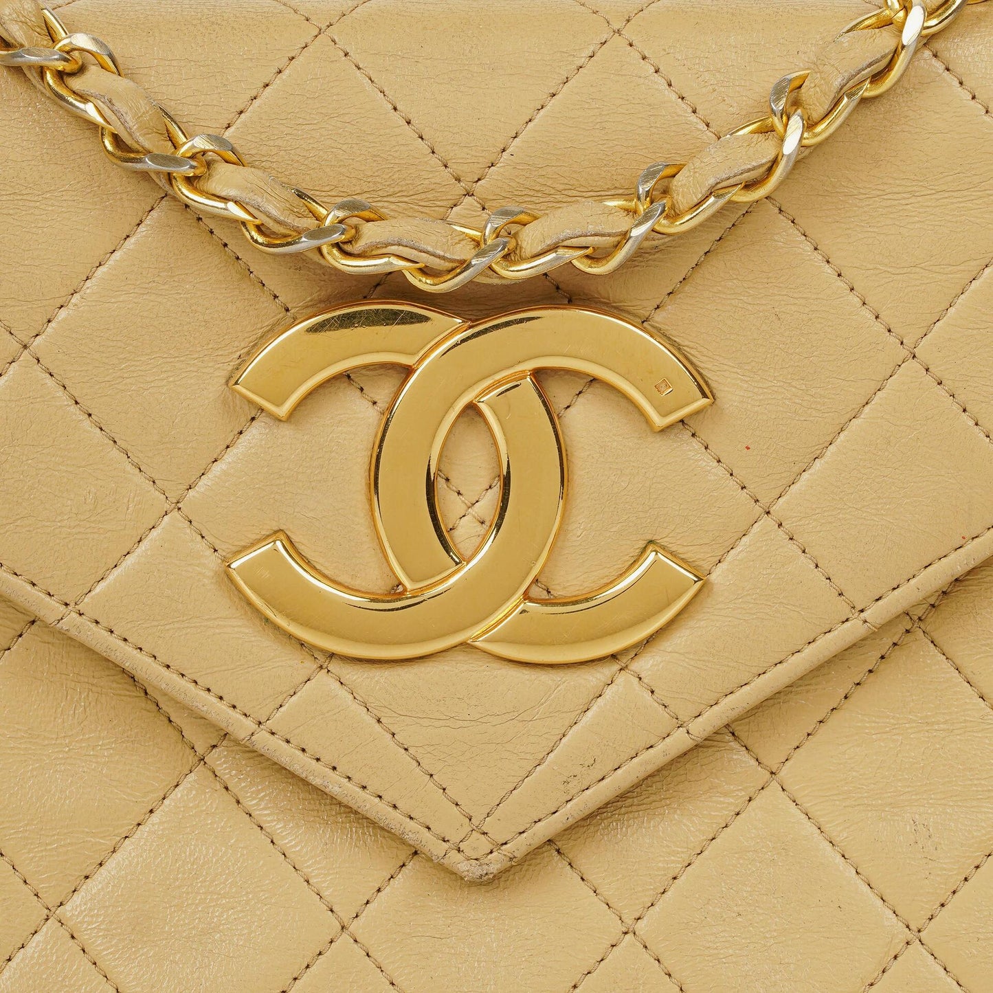 Chanel Small Envelope Maxi CC Logo Flap Bag aus beigem gestepptem Lammleder mit 24K vergoldeter Hardware