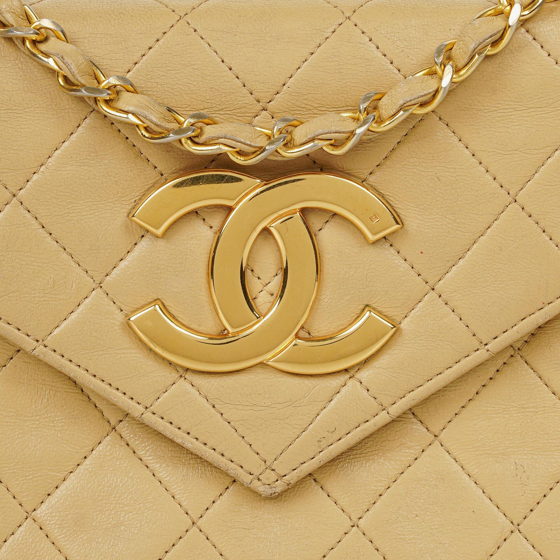 Chanel Small Envelope Maxi CC Logo Flap Bag aus beigem gestepptem Lammleder mit 24K vergoldeter Hardware