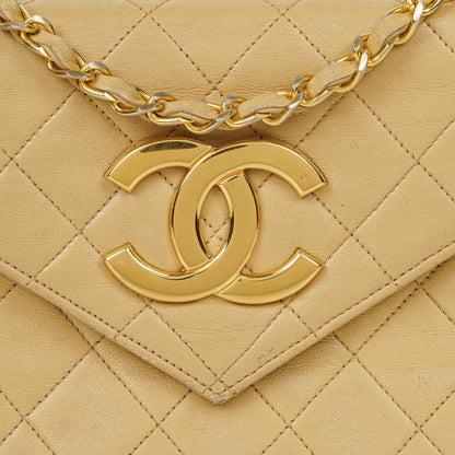 Chanel Small Envelope Maxi CC Logo Flap Bag aus beigem gestepptem Lammleder mit 24K vergoldeter Hardware