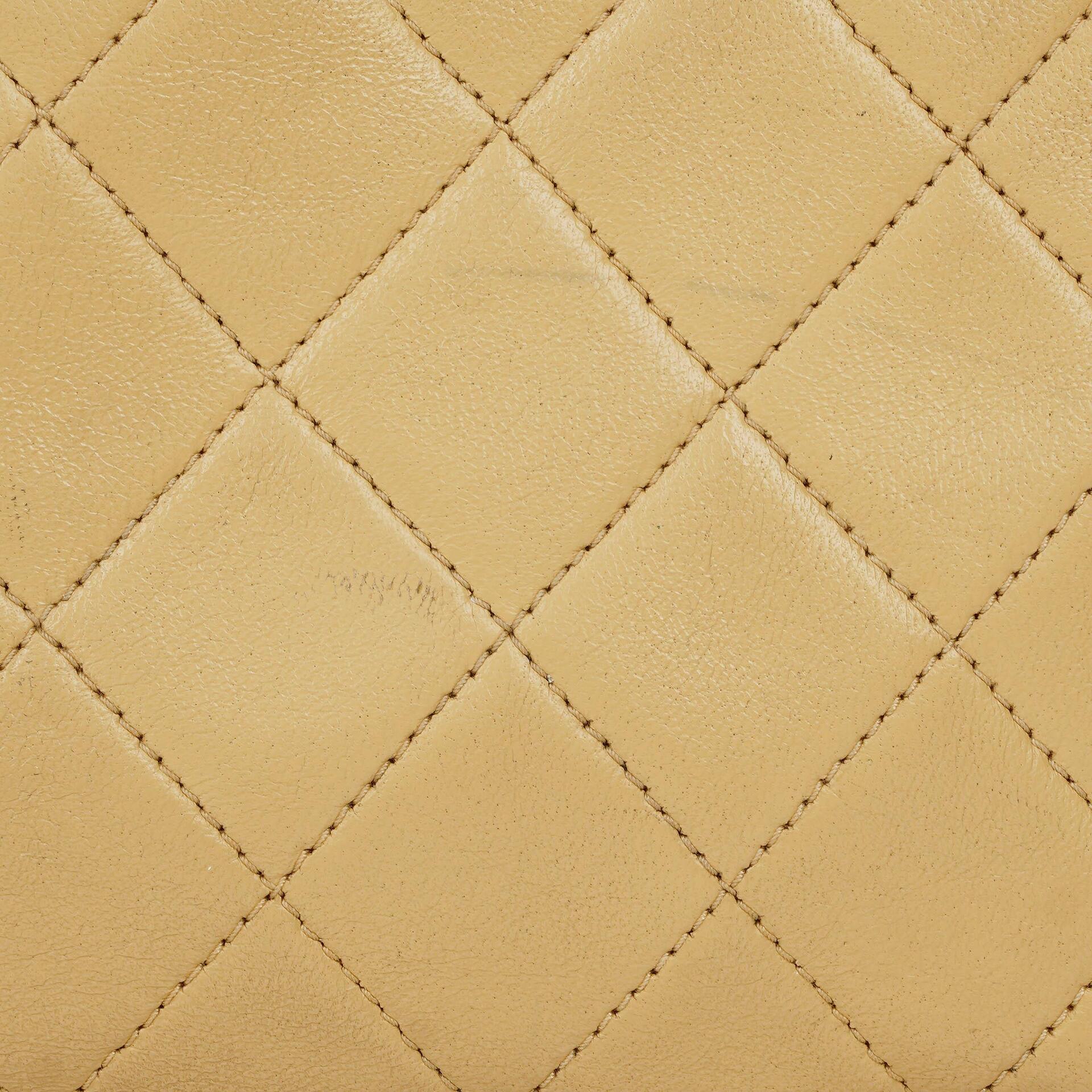 Chanel Small Envelope Maxi CC Logo Flap Bag aus beigem gestepptem Lammleder mit 24K vergoldeter Hardware