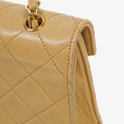 Chanel Small Envelope Maxi CC Logo Flap Bag aus beigem gestepptem Lammleder mit 24K vergoldeter Hardware