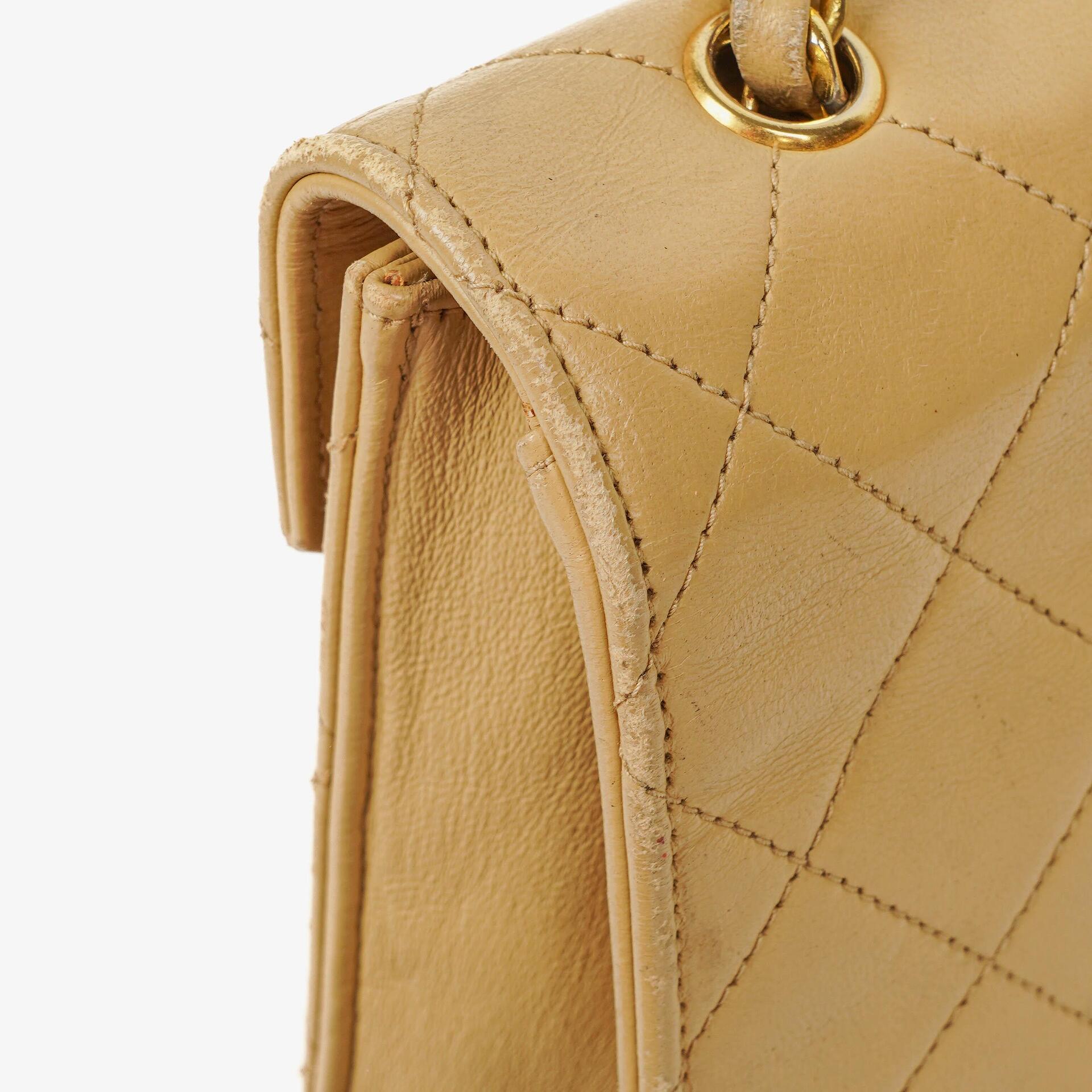 Chanel Small Envelope Maxi CC Logo Flap Bag aus beigem gestepptem Lammleder mit 24K vergoldeter Hardware