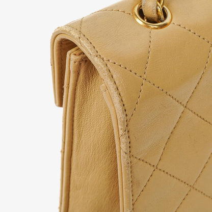 Chanel Small Envelope Maxi CC Logo Flap Bag aus beigem gestepptem Lammleder mit 24K vergoldeter Hardware
