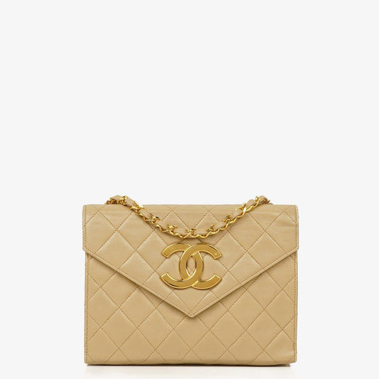 Chanel Small Envelope Maxi CC Logo Flap Bag aus beigem gestepptem Lammleder mit 24K vergoldeter Hardware