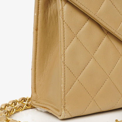 Chanel Small Envelope Maxi CC Logo Flap Bag aus beigem gestepptem Lammleder mit 24K vergoldeter Hardware