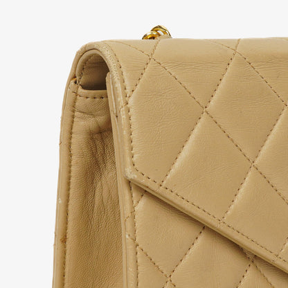 Chanel Small Envelope Maxi CC Logo Flap Bag aus beigem gestepptem Lammleder mit 24K vergoldeter Hardware