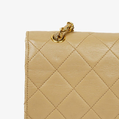 Chanel Small Envelope Maxi CC Logo Flap Bag aus beigem gestepptem Lammleder mit 24K vergoldeter Hardware