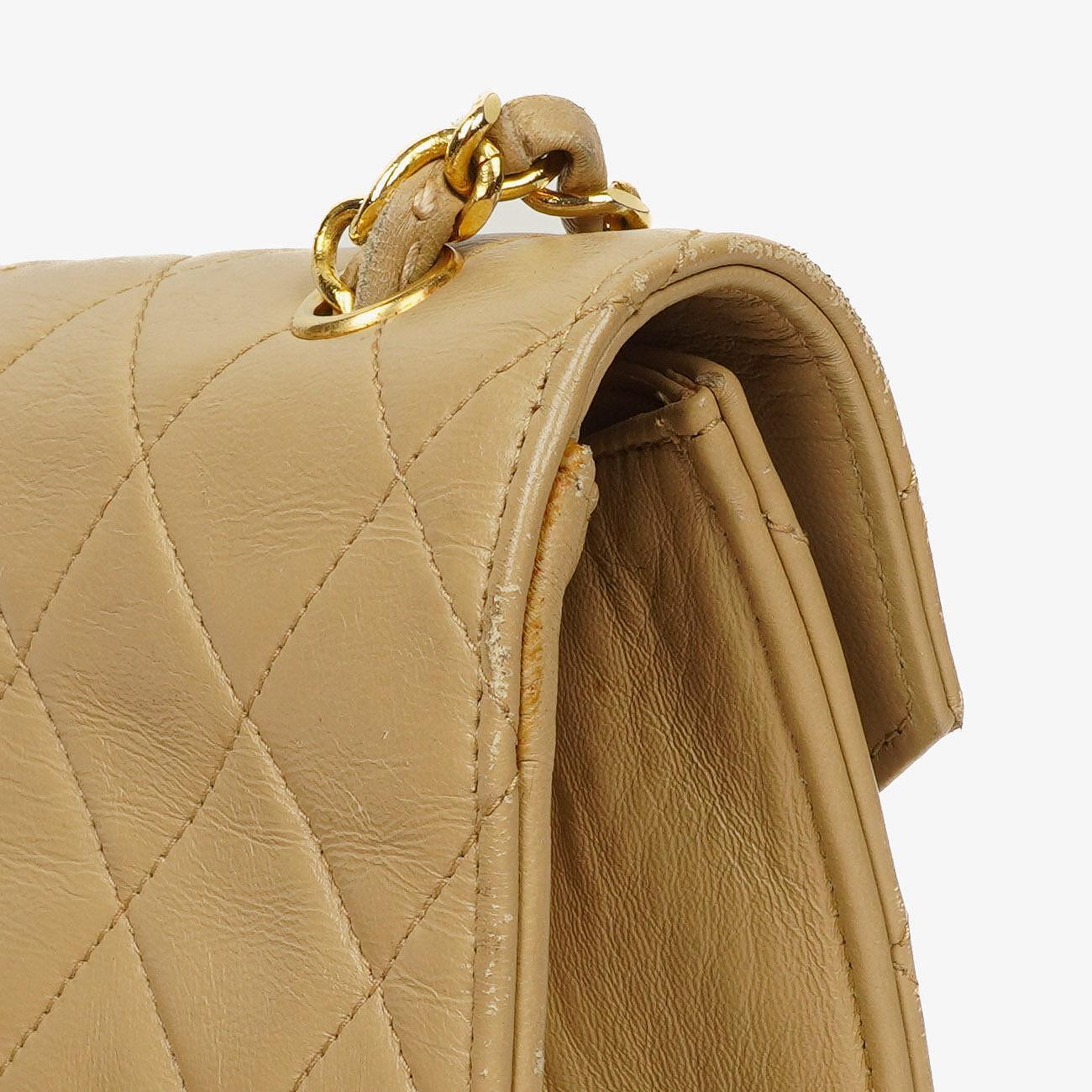 Chanel Small Envelope Maxi CC Logo Flap Bag aus beigem gestepptem Lammleder mit 24K vergoldeter Hardware