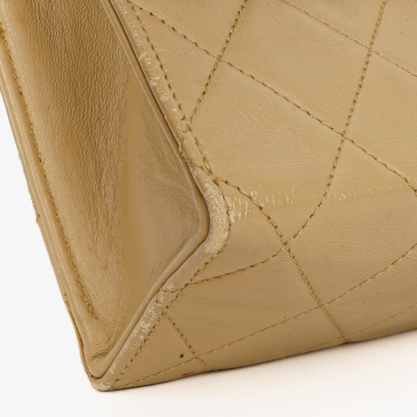 Chanel Small Envelope Maxi CC Logo Flap Bag aus beigem gestepptem Lammleder mit 24K vergoldeter Hardware